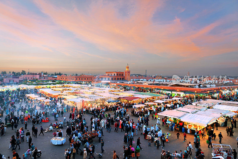 晚上Djemaa El Fna广场，马拉喀什，摩洛哥